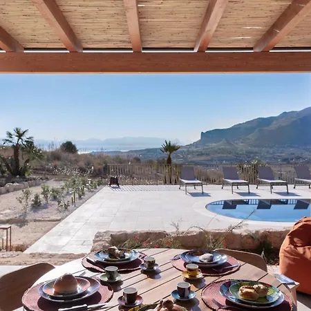Eos Con Piscina Privata * سكوبيلو