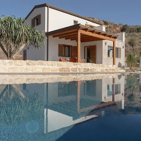 Eos Con Piscina Privata فيلة