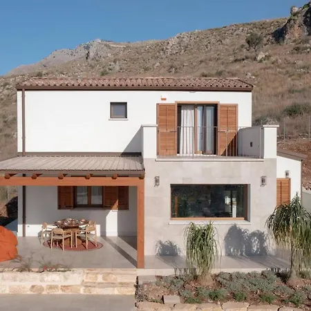 Eos Con Piscina Privata سكوبيلو